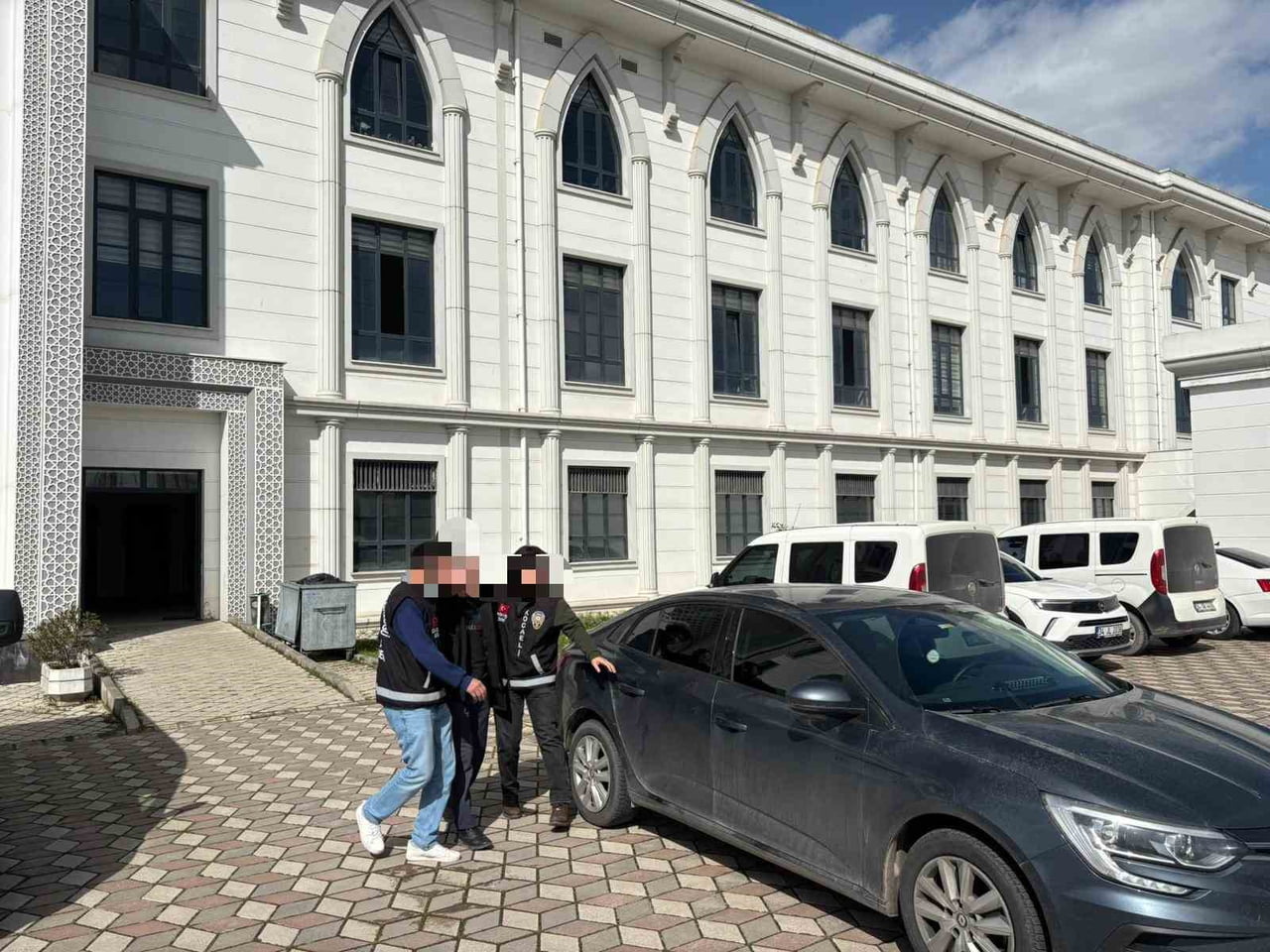 KOCAELİ'NİN DARICA İLÇESİNDE KARDEŞİNİ, İŞE GİTMEK İÇİN TIRINA BİNDİĞİ SIRADA TABANCAYLA ATEŞ...