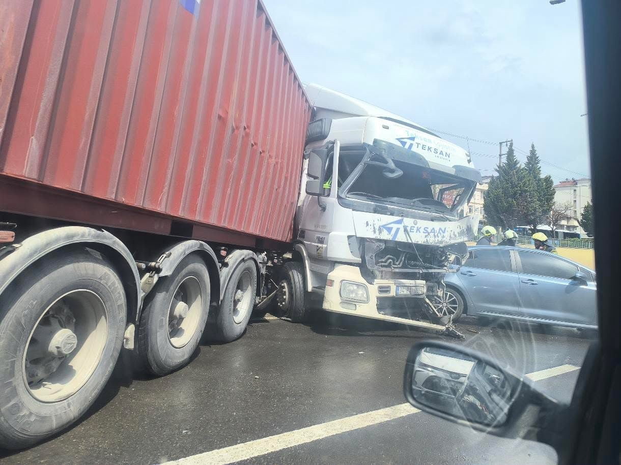 KOCAELİ'NİN DERİNCE İLÇESİNDE KONTROLDEN ÇIKARAK MAKASLAYAN TIR, BARİYERLERİ AŞIP KARŞI ŞERİDE...