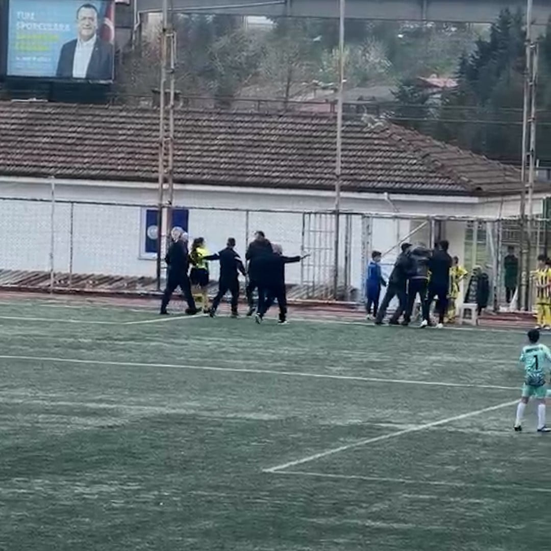 KOCAELİ'NİN DERİNCE İLÇESİNDE OYNANAN U11 LİGİ MÜSABAKASININ ARDINDAN SAHAYA GİREN BİR KİŞİ, KADIN...