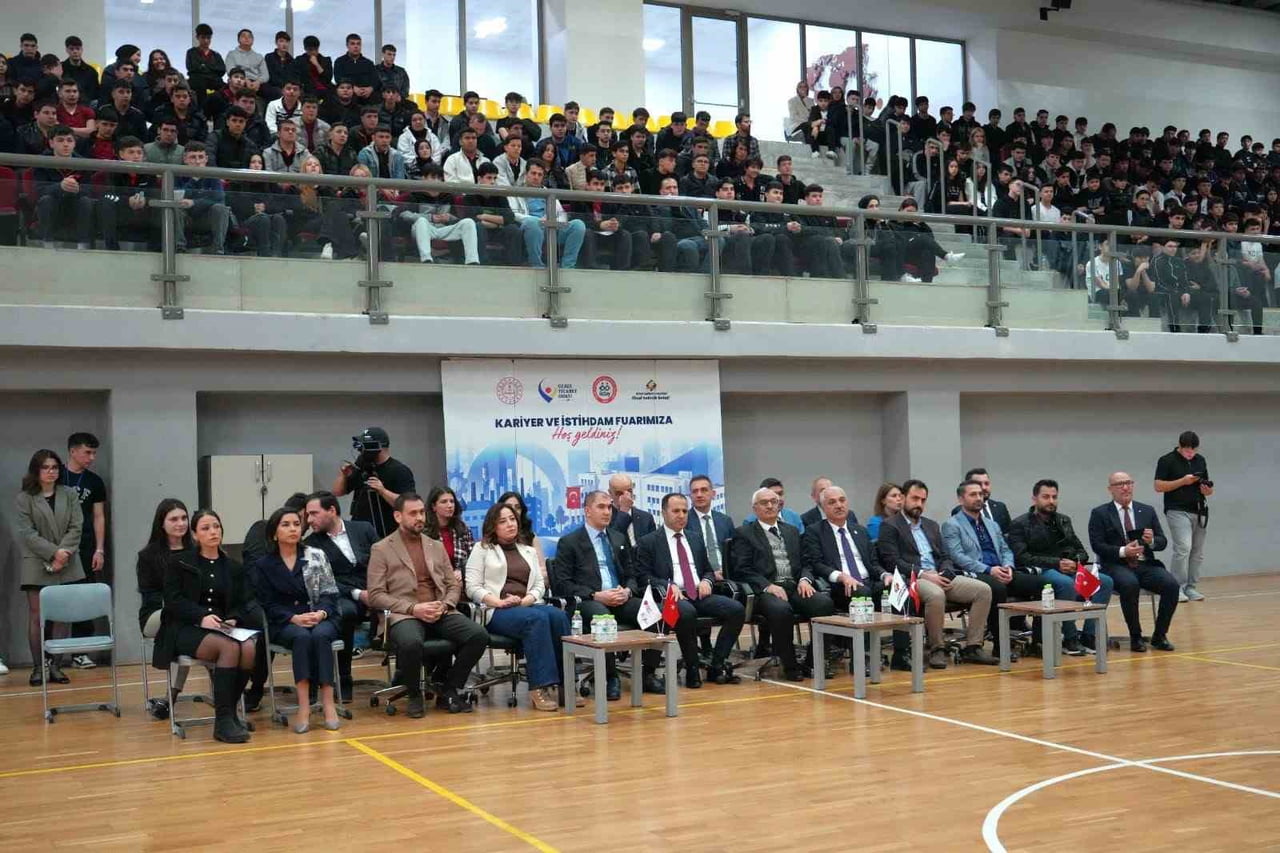 KOCAELİ'NİN GEBZE İLÇESİNDE DÜZENLENEN "4. GELENEKSEL KARİYER VE İSTİHDAM FUARI"NDA MESLEK LİSESİ...