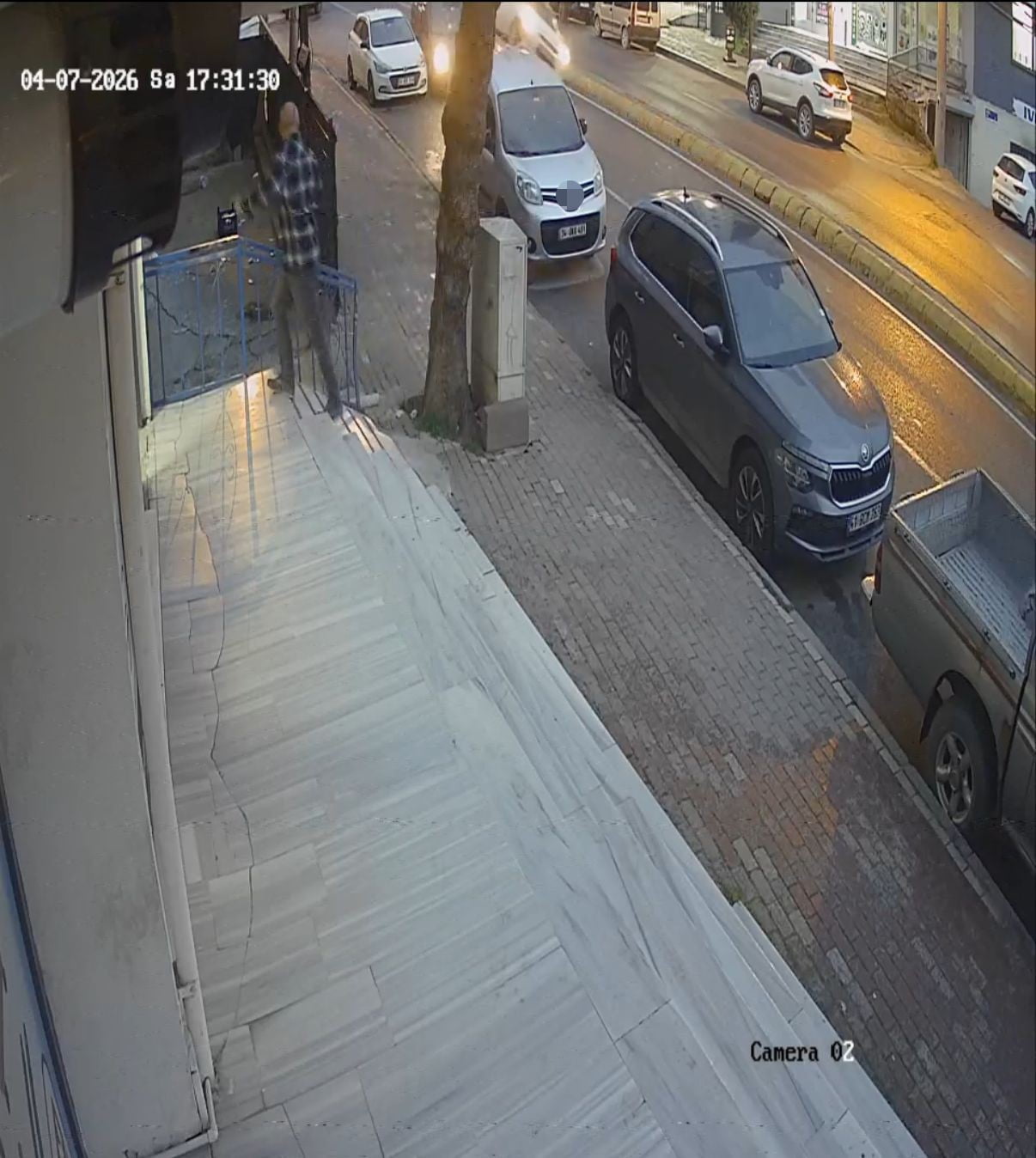 KOCAELİ'NİN GEBZE İLÇESİNDE OTOMOBİL, HAFİF TİCARİ ARACA VE PARK HALİNDEKİ 3 OTOMOBİLE ÇARPTIKTAN...