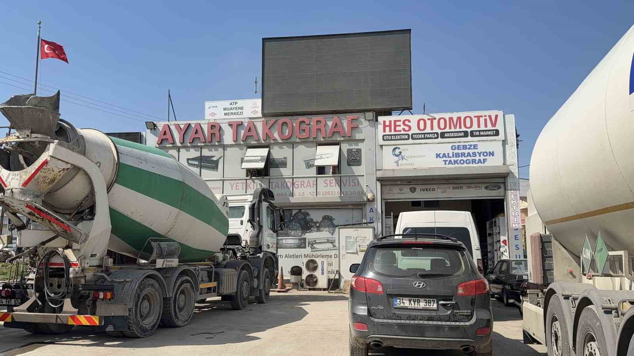 KOCAELİ'NİN GEBZE İLÇESİNDE TAKOGRAF YETKİLİSİ SERVİSİNDE ÇIKAN YANGIN, İTFAİYE EKİPLERİNİN...