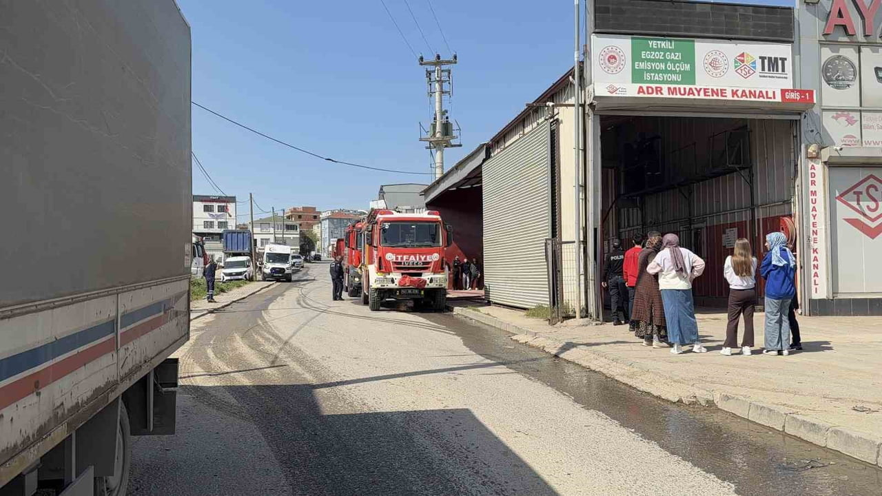 KOCAELİ'NİN GEBZE İLÇESİNDE TAKOGRAF YETKİLİSİ SERVİSİNDE ÇIKAN YANGIN, İTFAİYE EKİPLERİNİN...