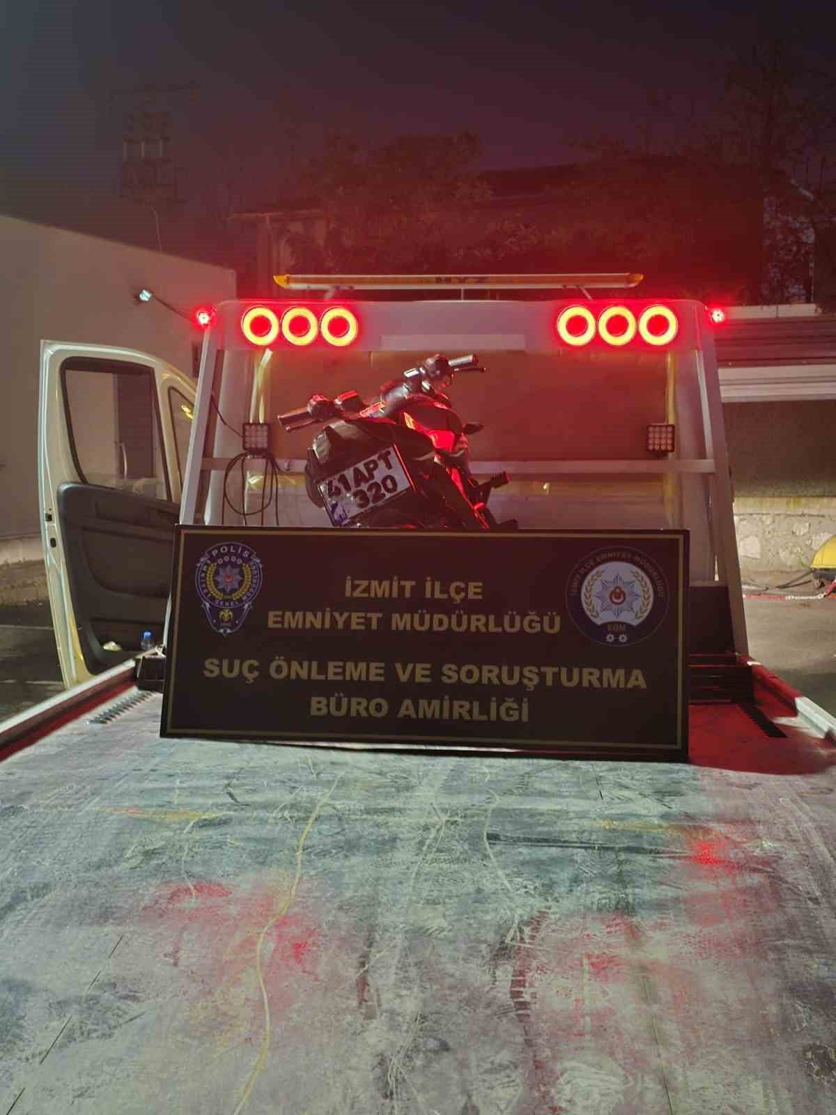 KOCAELİ'NİN İZMİT İLÇESİNDE AKROBATİK HAREKETLERLE TRAFİĞİ TEHLİKEYE ATAN MOTOSİKLET SÜRÜCÜSÜNE...