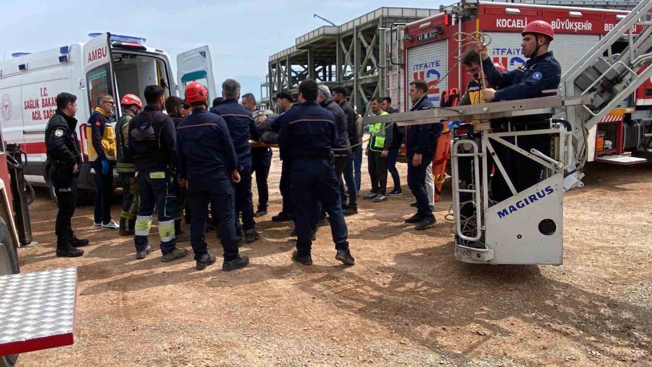 KOCAELİ'NİN İZMİT İLÇESİNDE BİR İNŞAATTA BETON PERDAH MAKİNESİNİN ÇARPMASI SONUCU AĞIR YARALANAN...