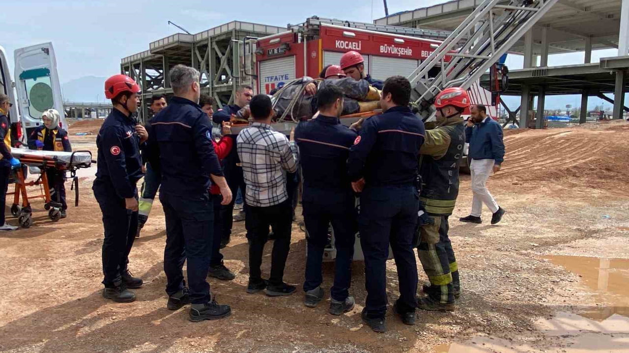 KOCAELİ'NİN İZMİT İLÇESİNDE BİR İNŞAATTA BETON PERDAH MAKİNESİNİN ÇARPMASI SONUCU AĞIR YARALANAN...