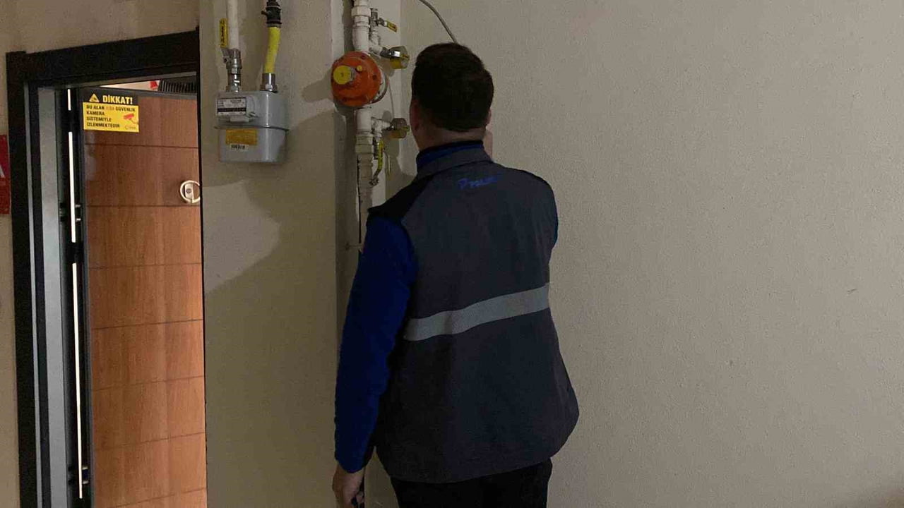 KOCAELİ'NİN İZMİT İLÇESİNDE DOĞAL GAZ KOKUSUNUN ARDINDAN İKİ AYRI NOKTADA YAŞANAN GAZ KAÇAĞI VE...