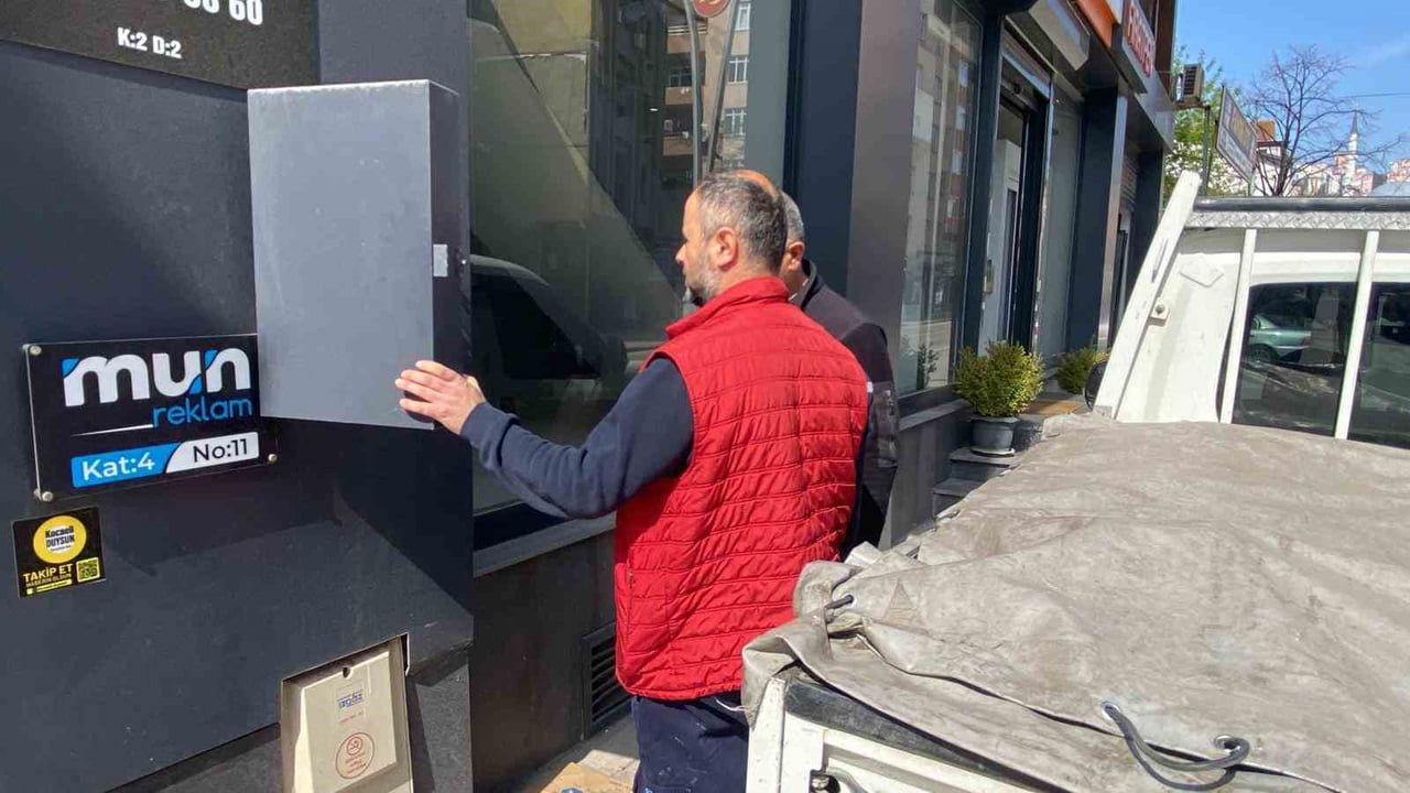 KOCAELİ'NİN İZMİT İLÇESİNDE DOĞAL GAZ KOKUSUNUN ARDINDAN İKİ AYRI NOKTADA YAŞANAN GAZ KAÇAĞI VE...