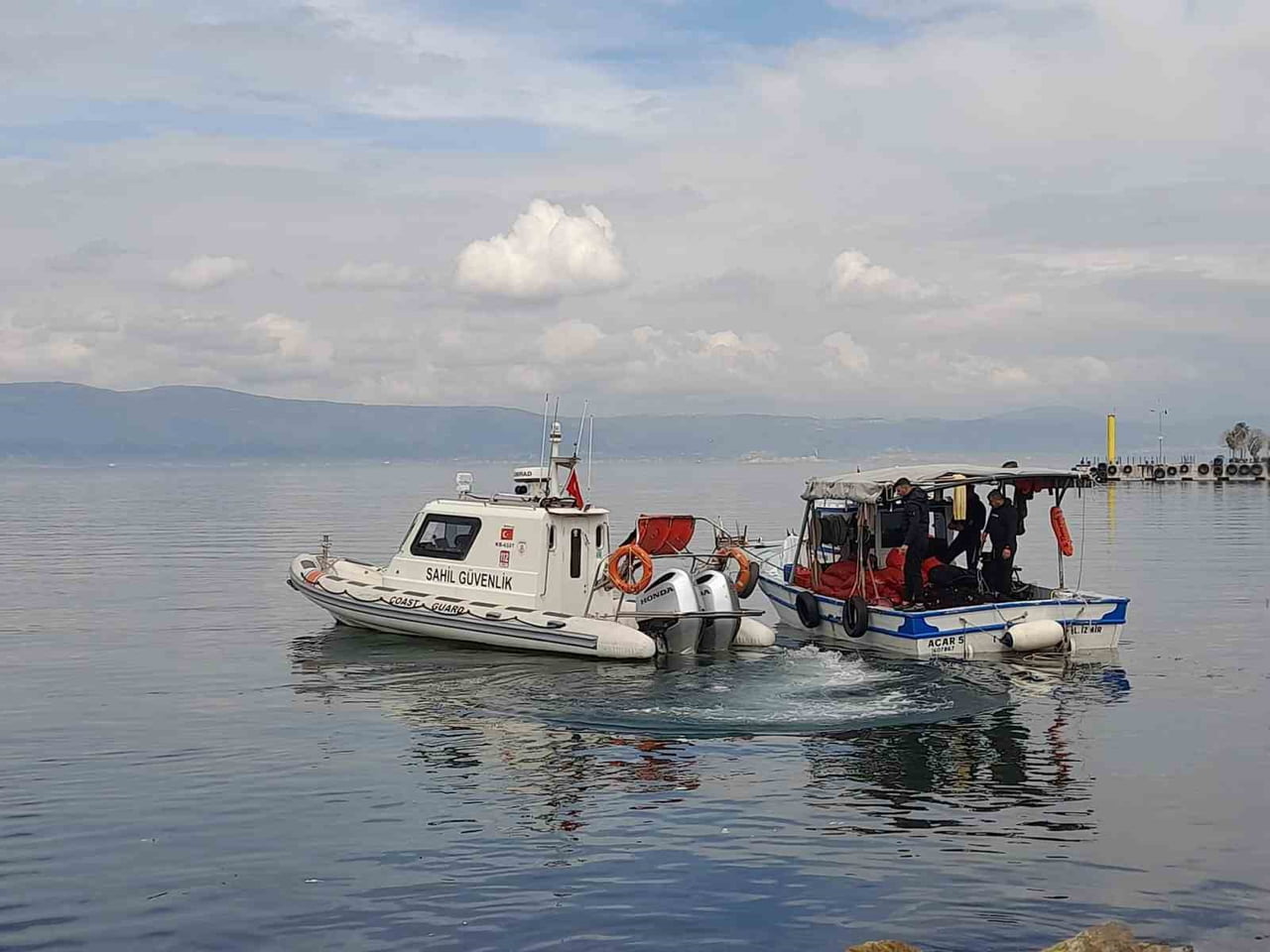 KOCAELİ'NİN KARAMÜRSEL İLÇESİNDE DENİZE AÇILAN TEKNEDEKİ KİŞİLERİN DALIŞ YAPTIĞINI GÖREN...