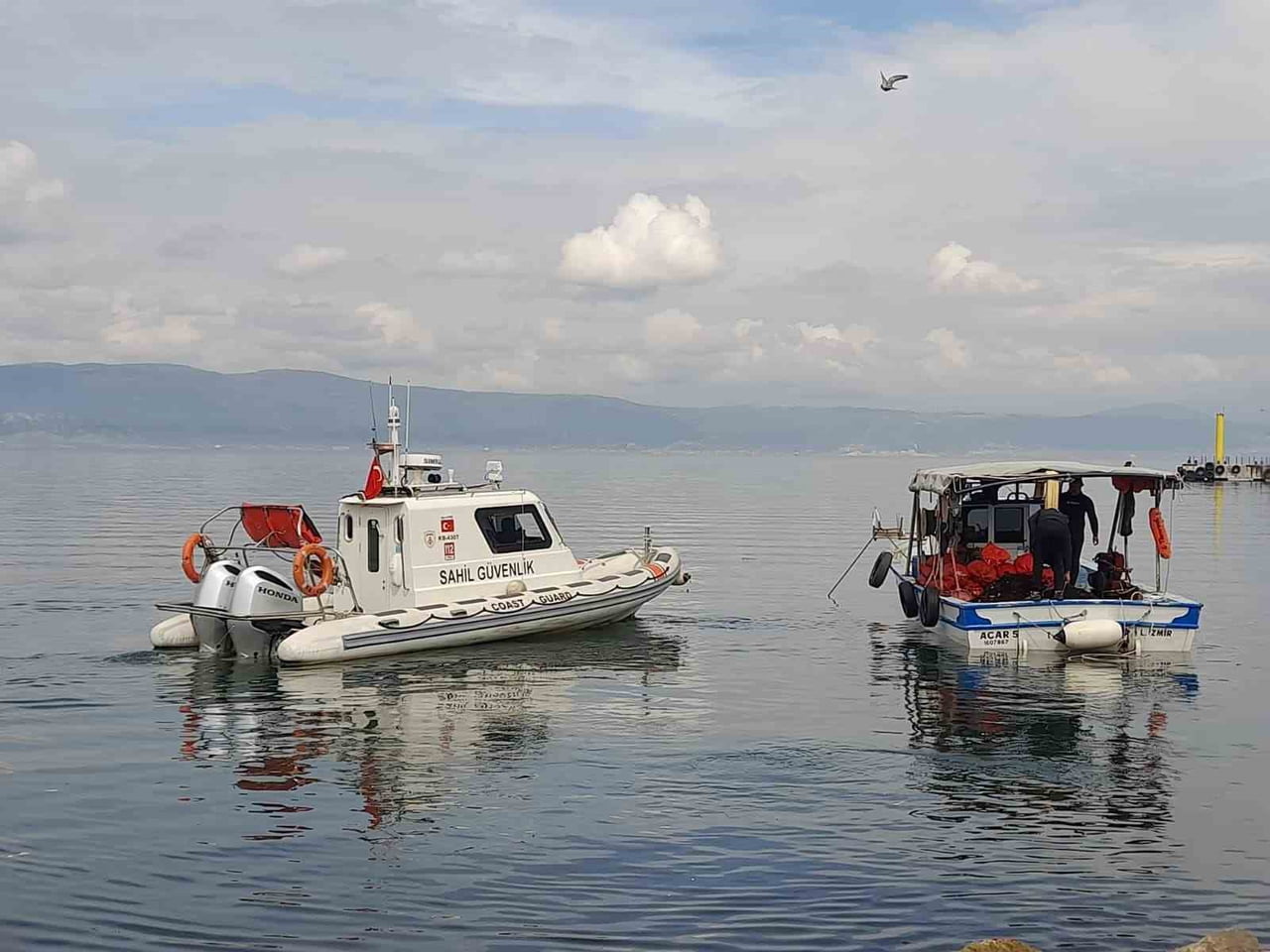 KOCAELİ'NİN KARAMÜRSEL İLÇESİNDE DENİZE AÇILAN TEKNEDEKİ KİŞİLERİN DALIŞ YAPTIĞINI GÖREN...
