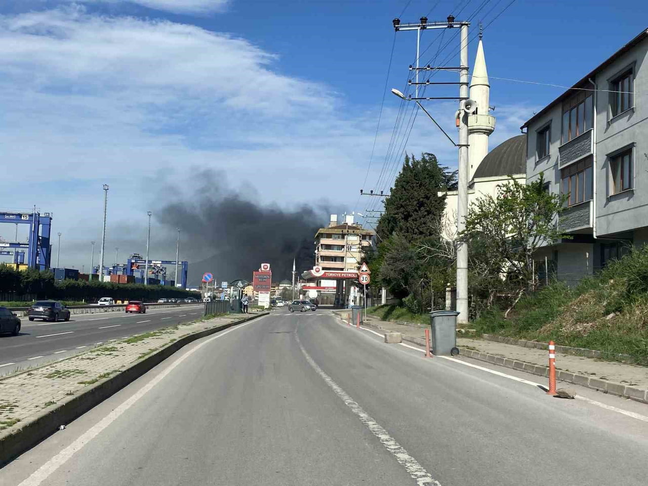 KOCAELİ'NİN KÖRFEZ İLÇESİNDE PLASTİK VE PROMOSYON FABRİKASINDA ÇIKAN YANGIN, İTFAİYE EKİPLERİNİN...