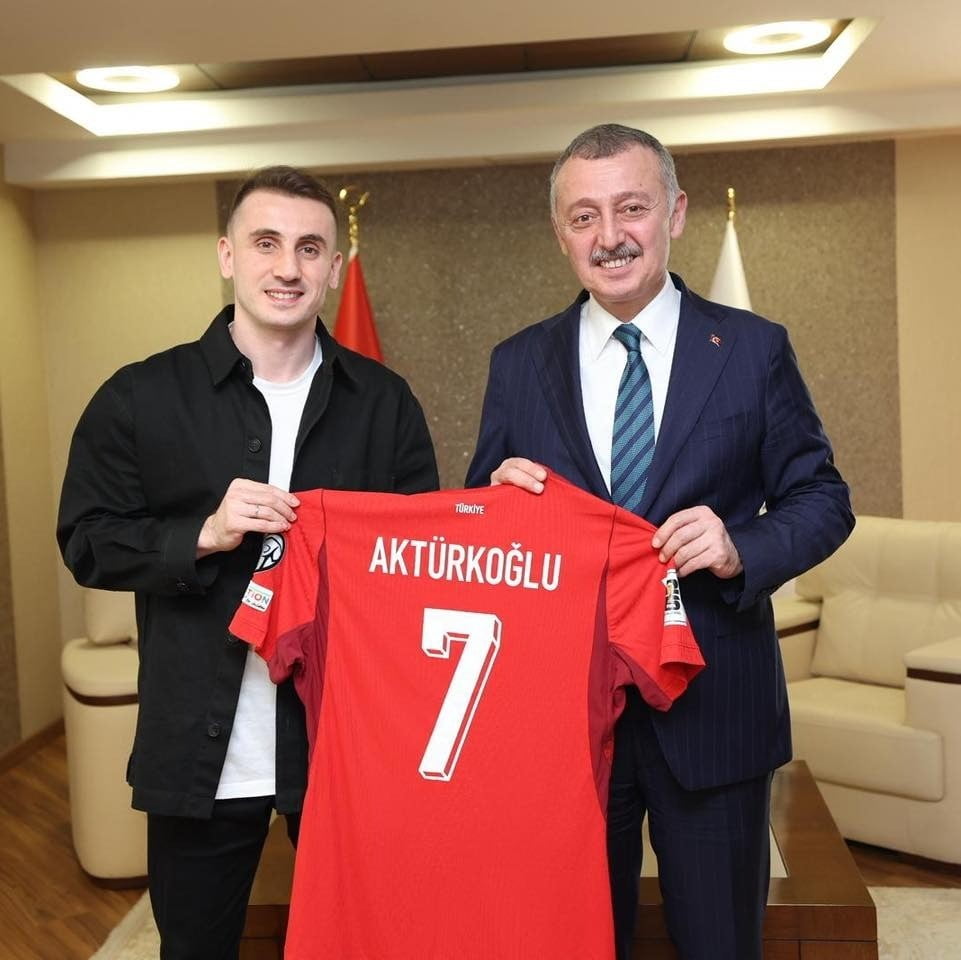 KOCAELİ BÜYÜKŞEHİR BELEDİYE BAŞKANI TAHİR BÜYÜKAKIN İLE A MİLLİ FUTBOL TAKIMI FUTBOLCUSU KEREM...