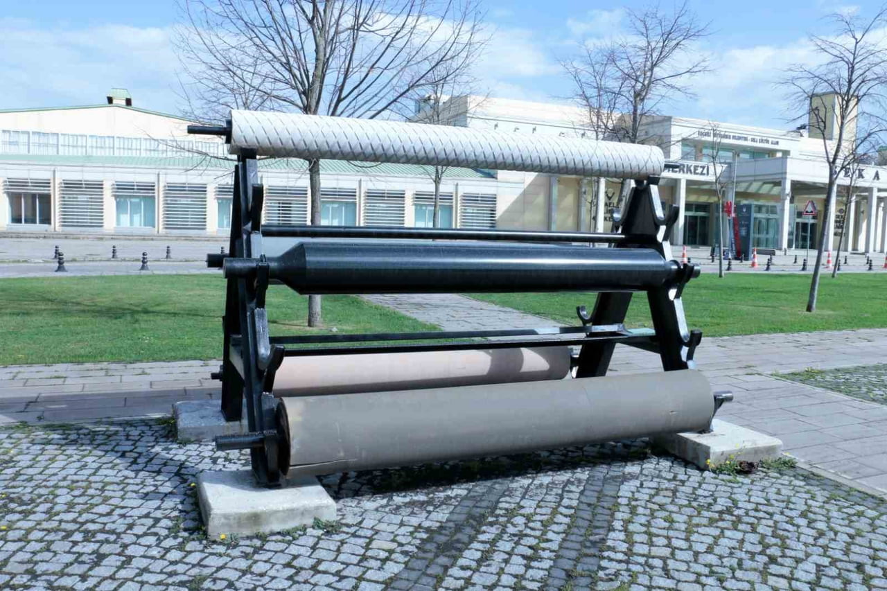 KOCAELİ BÜYÜKŞEHİR BELEDİYESİ’NE BAĞLI SEKA KAĞIT MÜZESİ BÜNYESİNDE AÇIK ALANDA SERGİLENEN VE...