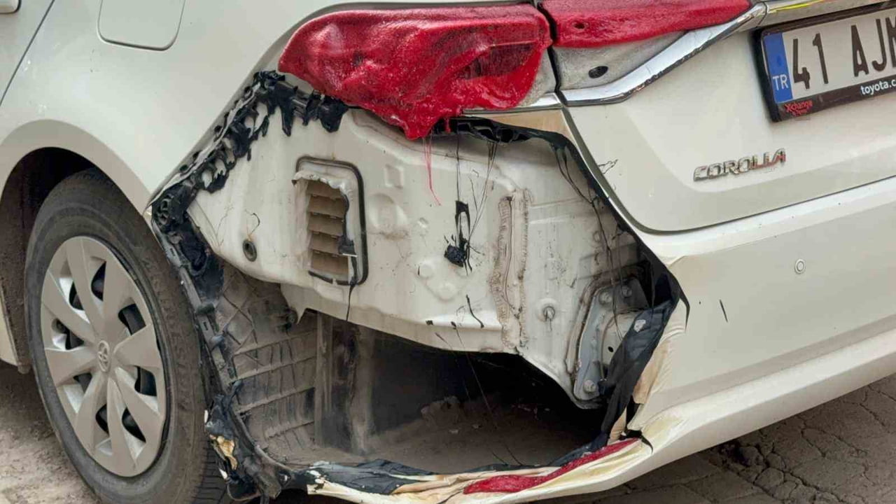 KOCAELİ’DE BİR BİNANIN DOĞALGAZ KUTUSUNDA MEDYANA GELEN PATLAMADA SONUCU ÇIKAN YANGINDA, PARK...