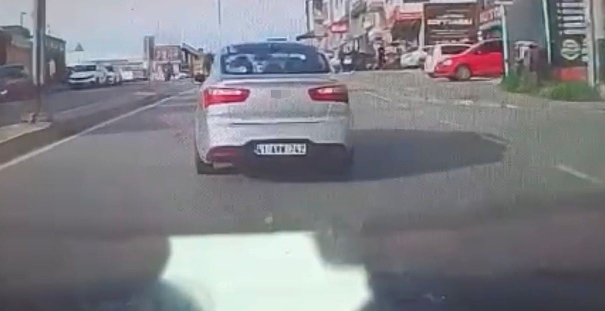 KOCAELİ’NİN ÇAYIROVA İLÇESİNDE DİREKSİYON BAŞINDA UYUDUĞU İDDİA EDİLEN SÜRÜCÜNÜN KULLANDIĞI...