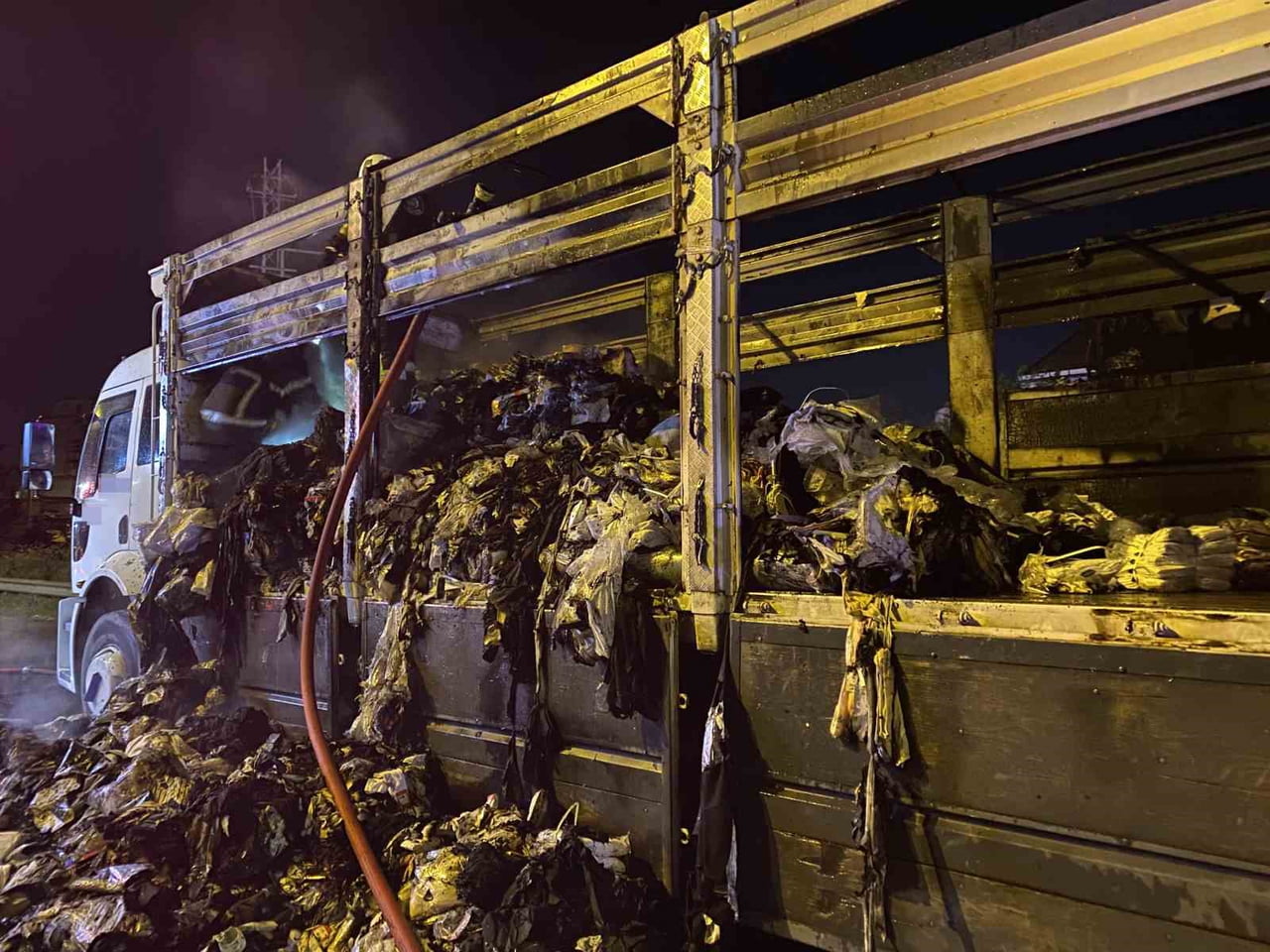 KOCAELİ’NİN DERİNCE İLÇESİNDE TEM OTOYOLU ÜZERİNDE SEYİR HALİNDEKİ TEKSTİL YÜKLÜ BİR KAMYONDA...