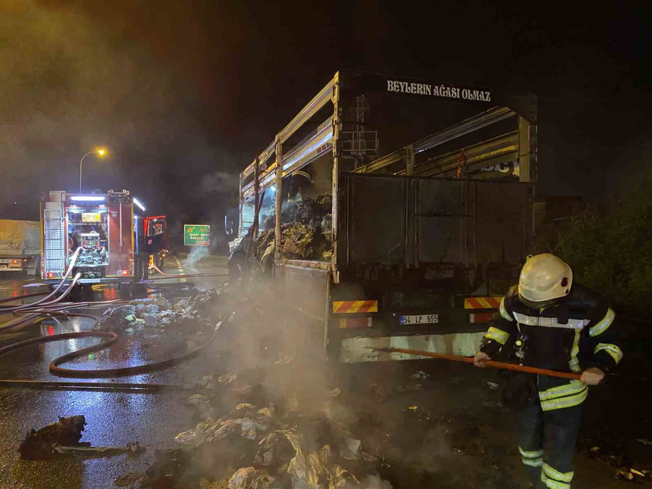 KOCAELİ’NİN DERİNCE İLÇESİNDE TEM OTOYOLU ÜZERİNDE SEYİR HALİNDEKİ TEKSTİL YÜKLÜ BİR KAMYONDA...