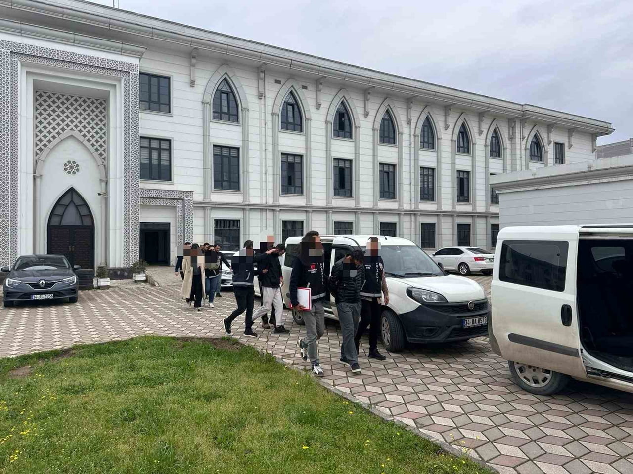 KOCAELİ’NİN İZMİT İLÇESİNDE 3 KİŞİNİN HAYATINI KAYBETTİĞİ EĞLENCE MEKANINA YÖNELİK UZUN NAMLULU...