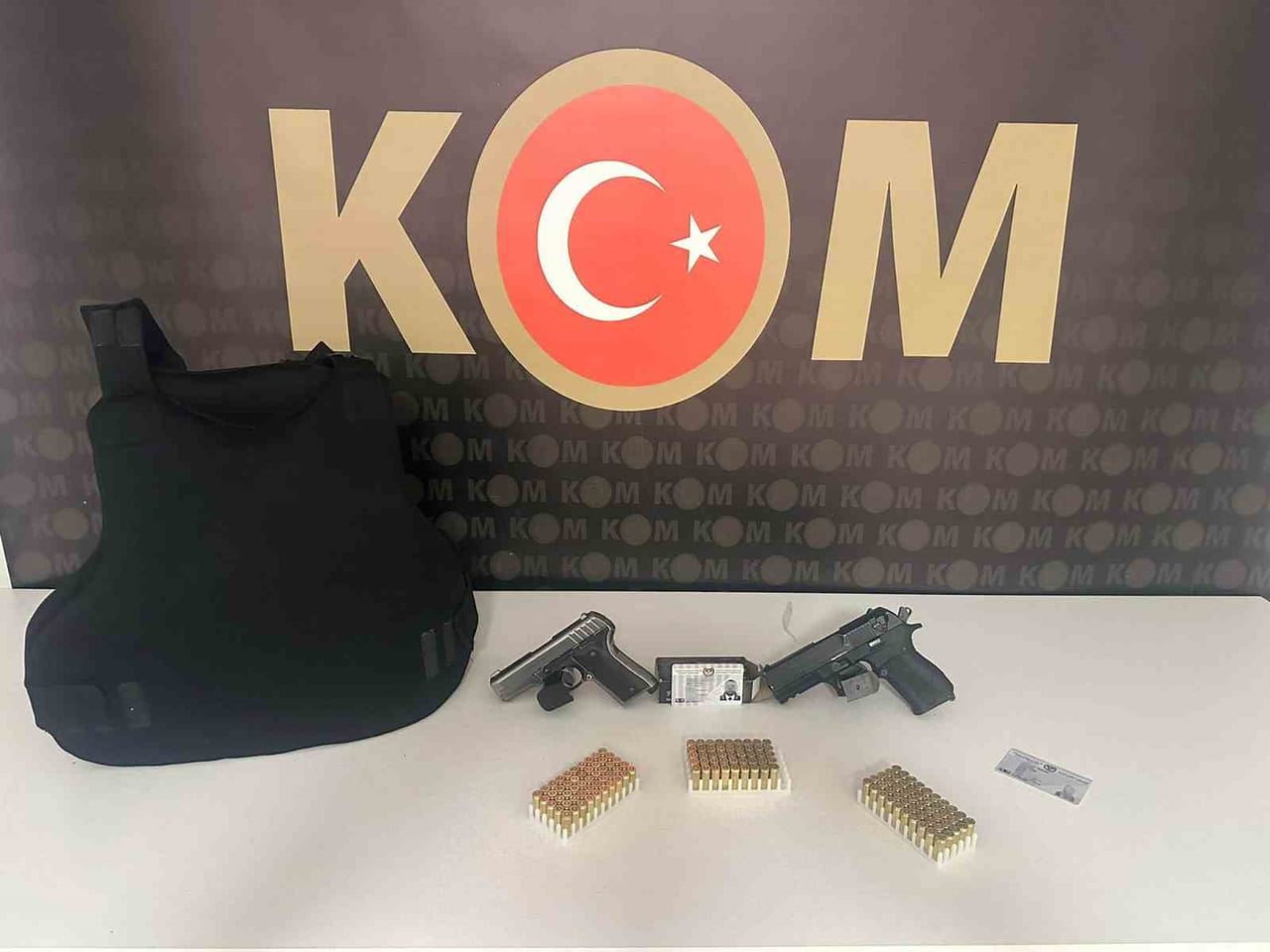 KOCAELİ’NİN İZMİT İLÇESİNDE DÜZENLENEN OPERASYONDA, HAKKINDA 8 AYRI SUÇTAN ARANMA KAYDI BULUNAN VE...