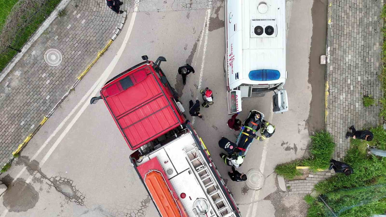 KOCAELİ’NİN İZMİT İLÇESİNDE KONTROLDEN ÇIKARAK DEREYE DÜŞEN KAMYONETİN SÜRÜCÜSÜ AĞIR YARALANDI....