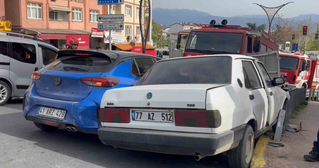 KOCAELİ’NİN İZMİT İLÇESİNDE SANTRAL RAMPASINDA FRENİ TUTMAYAN OTOMOBİL BARİYERLERE GİRDİ. FACİANIN...