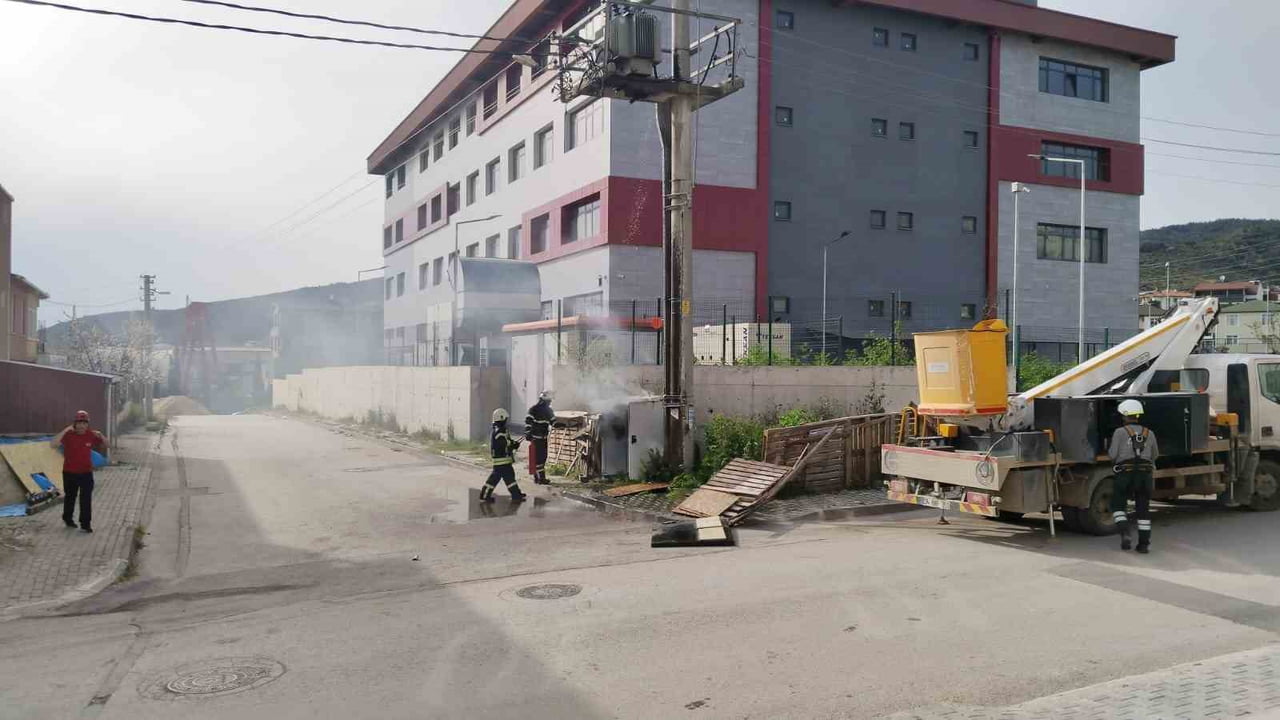 KOCAELİ’NİN KÖRFEZ İLÇESİNDE ELEKTRİK TRAFOSUNDA ÇIKAN YANGIN, MAHALLELİYE KORKU DOLU ANLAR...