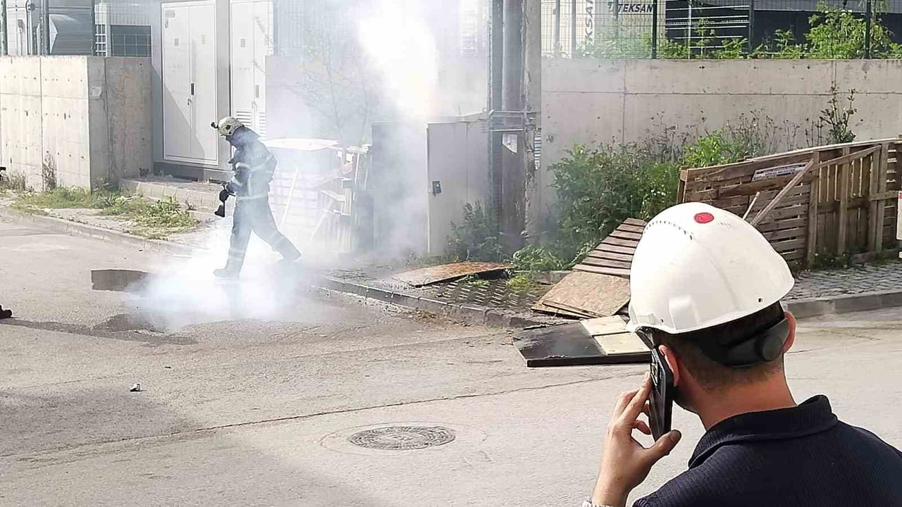 KOCAELİ’NİN KÖRFEZ İLÇESİNDE ELEKTRİK TRAFOSUNDA ÇIKAN YANGIN, MAHALLELİYE KORKU DOLU ANLAR...