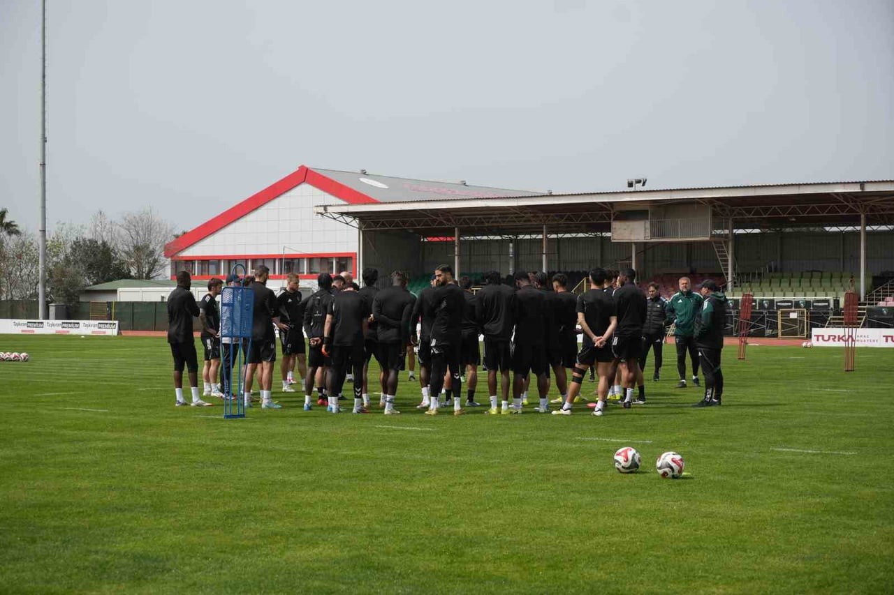 KOCAELİSPORLU FUTBOLCULAR HRVOJE SMOLCİC İLE DAN AGYEİ, GALATASARAY DEPLASMANINDA ALINAN 1 PUANIN...