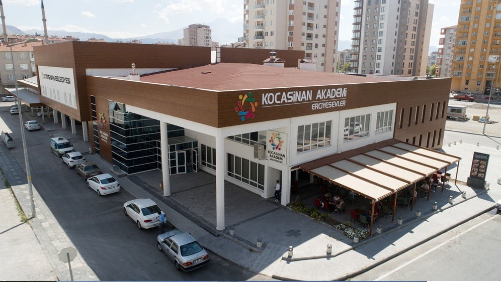 KOCASİNAN BELEDİYE BAŞKANI AHMET ÇOLAKBAYRAKDAR; İNSANI MERKEZE ALAN VE HİZMET ODAKLI...