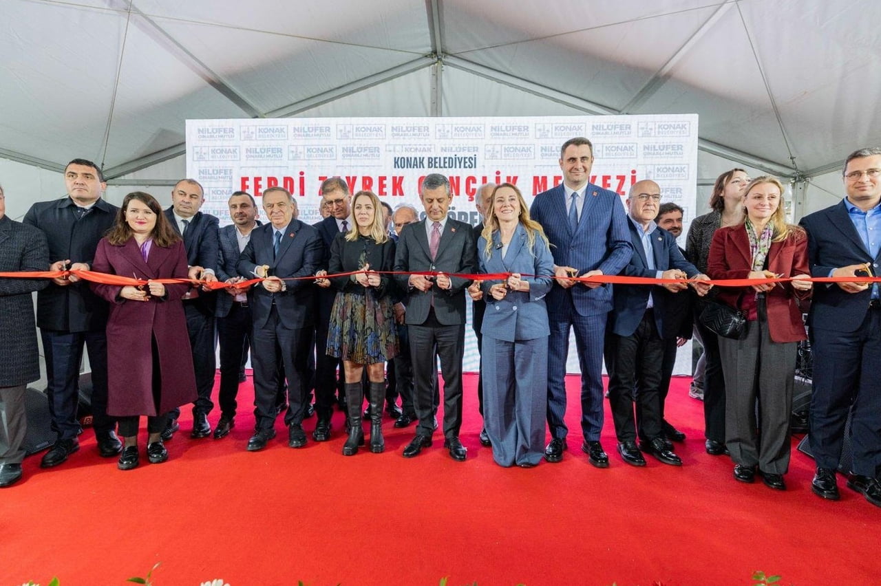 KONAK BELEDİYESİ FERDİ ZEYREK GENÇLİK MERKEZİ, CUMHURİYET HALK PARTİSİ GENEL BAŞKANI ÖZGÜR ÖZEL VE...