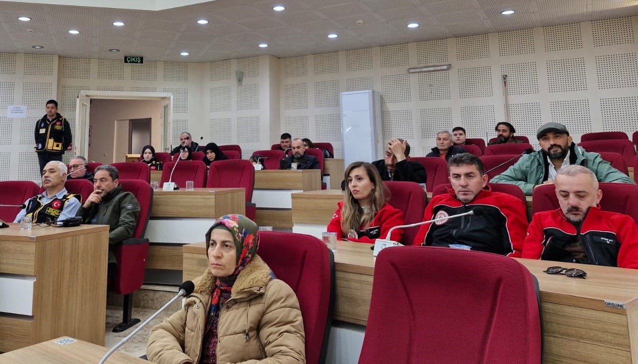 KONFERANSIN AÇILIŞINDA, AFET DURUMLARINDA İLETİŞİM ALTYAPISININ ZARAR GÖREBİLECEĞİ VE BU GİBİ...