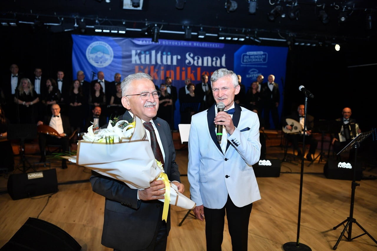 KONSERE KATILAN BÜYÜKŞEHİR BELEDİYE BAŞKANI MEMDUH BÜYÜKKILIÇ (SOLDA), TÜRK SANAT MÜZİĞİNİN EŞSİZ...
