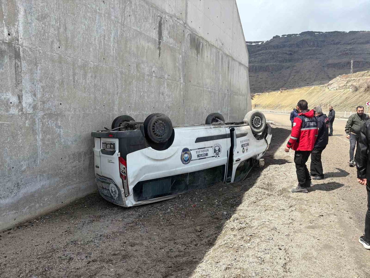 KONTROLDE ÇIKAN HAFİF TİCARİ ARAÇ DEVRİLDİ: 1 YARALI