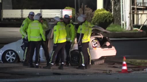 Kontrolden çıkan araç, tırdan inen şoföre çarptı: 1 ölü