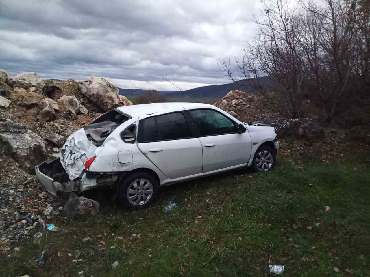 KONTROLDEN ÇIKAN OTOMOBİL ŞARAMPOLE UÇTU, SÜRÜCÜSÜ YARALANDI