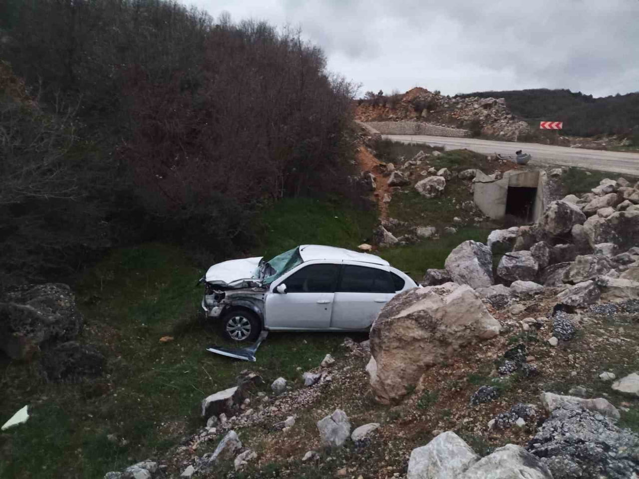 KONTROLDEN ÇIKAN OTOMOBİL ŞARAMPOLE UÇTU, SÜRÜCÜSÜ YARALANDI
