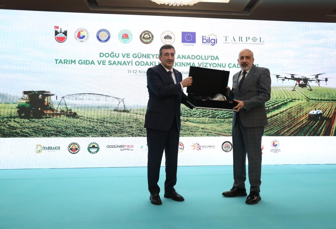 KONUŞMALARIN ARDINDAN DTSO BAŞKANI MEHMET KAYA, CUMHURBAŞKANI YARDIMCISI CEVDET YILMAZ’A HEDİYE...