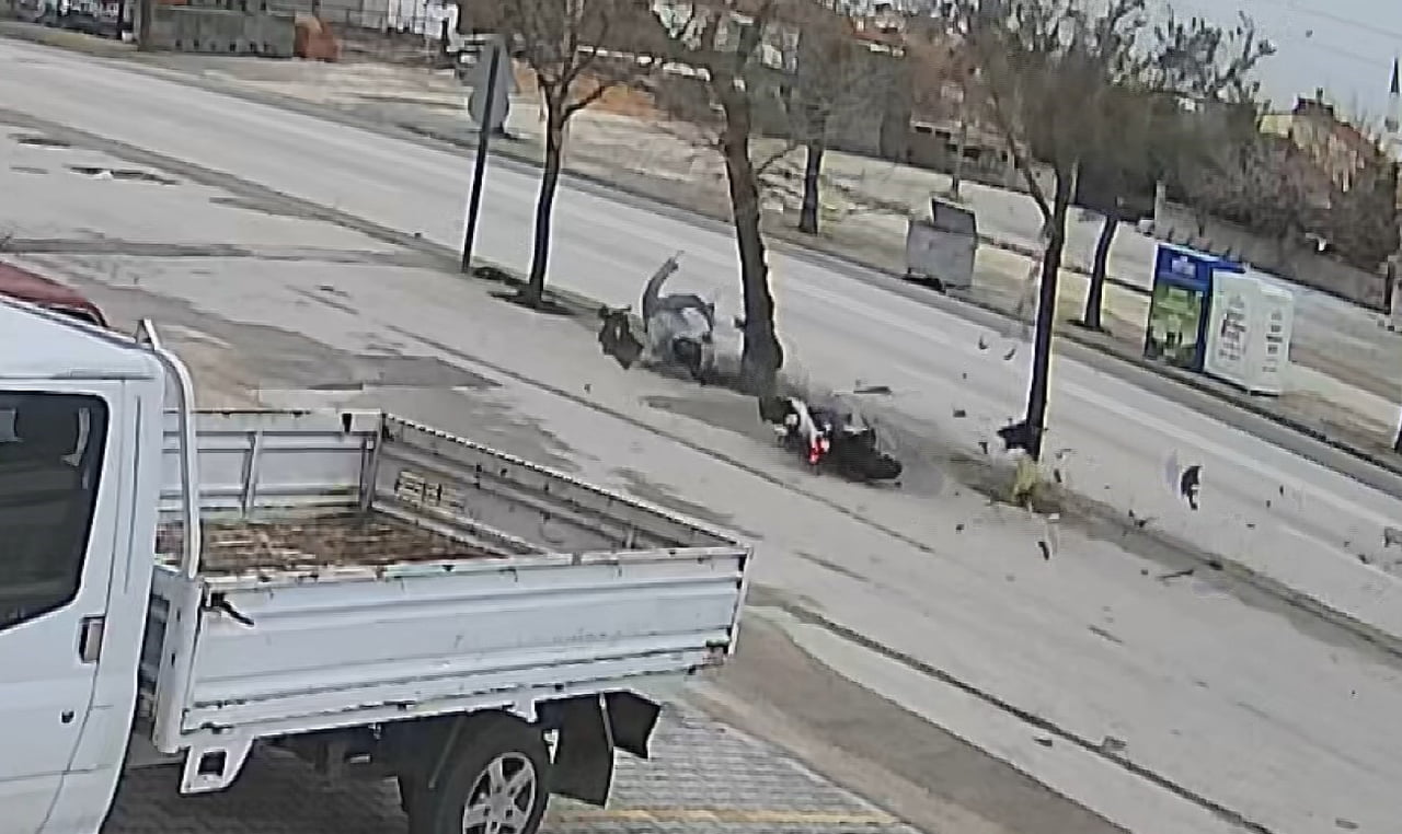 KONYA'DA RAMAZAN BAYRAMI GÜNÜ OTOMOBİLİN, MOTOSİKLETE ÇARPMASI SONUCU MEYDANA GELEN KAZADA AĞIR...