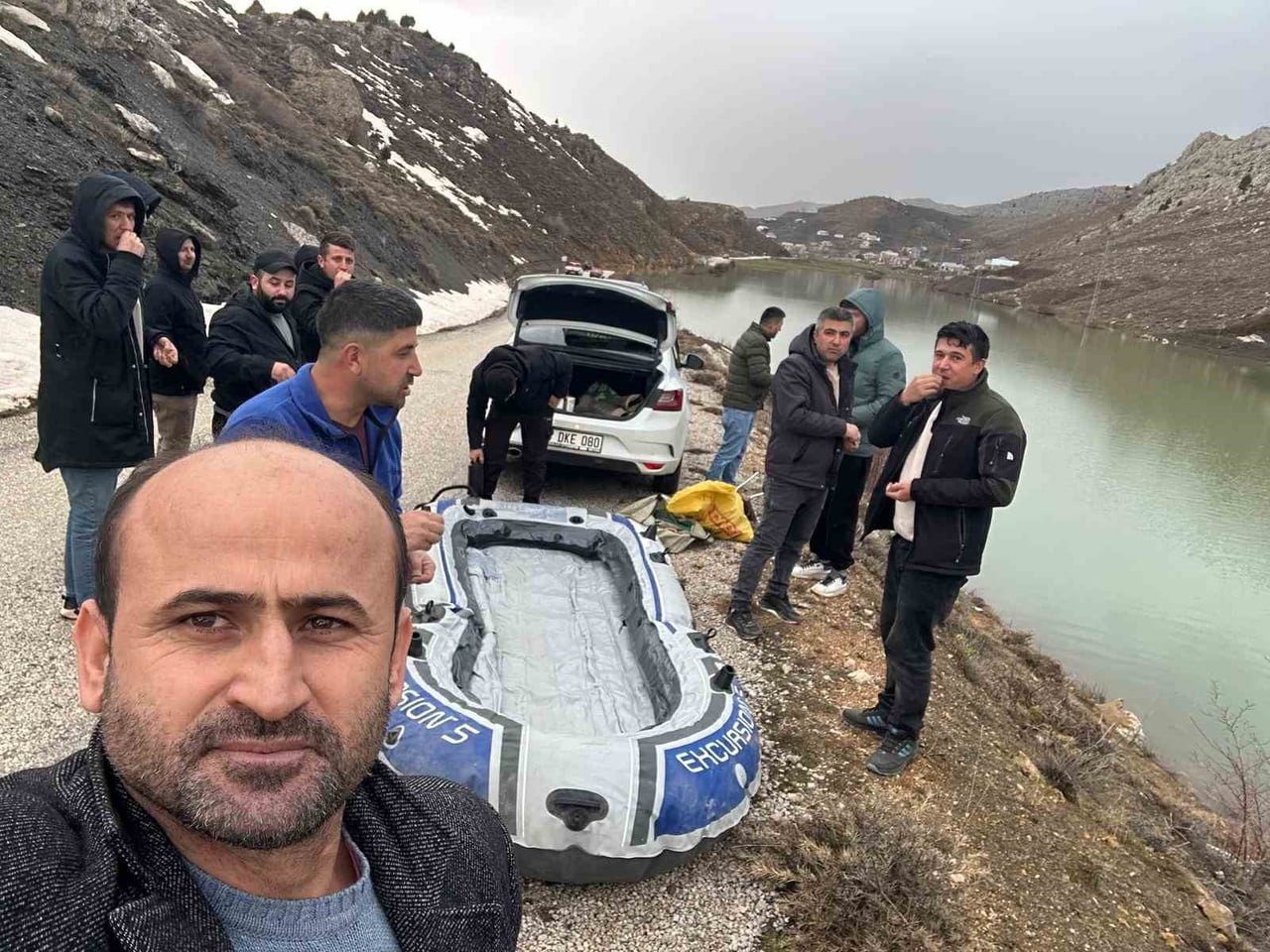 KONYA'DA YAĞIŞ SEBEBİYLE GÖLE DÖNEN YAYLA YOLUNDA ÖNCEKİ GÜN MAHSUR KALAN AİLENİN KURTARILMASININ...