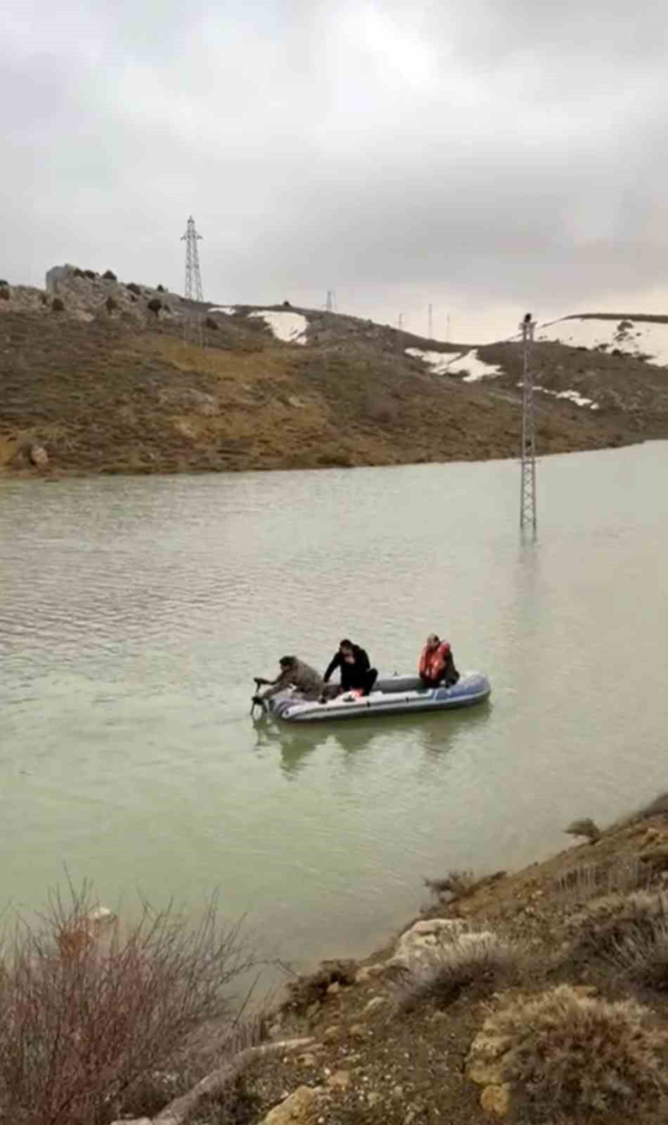 KONYA'DA YAĞIŞ SEBEBİYLE GÖLE DÖNEN YAYLA YOLUNDA ÖNCEKİ GÜN MAHSUR KALAN AİLENİN KURTARILMASININ...