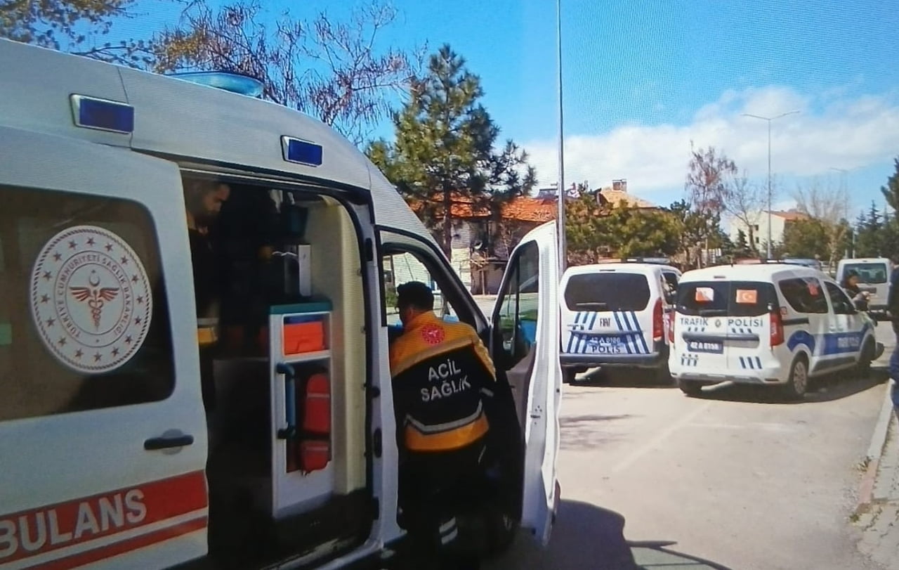 KONYA'NIN BEYŞEHİR İLÇESİNDE OTOMOBİLİN ÇARPTIĞI YAYA ÇOCUK YARALANDI.