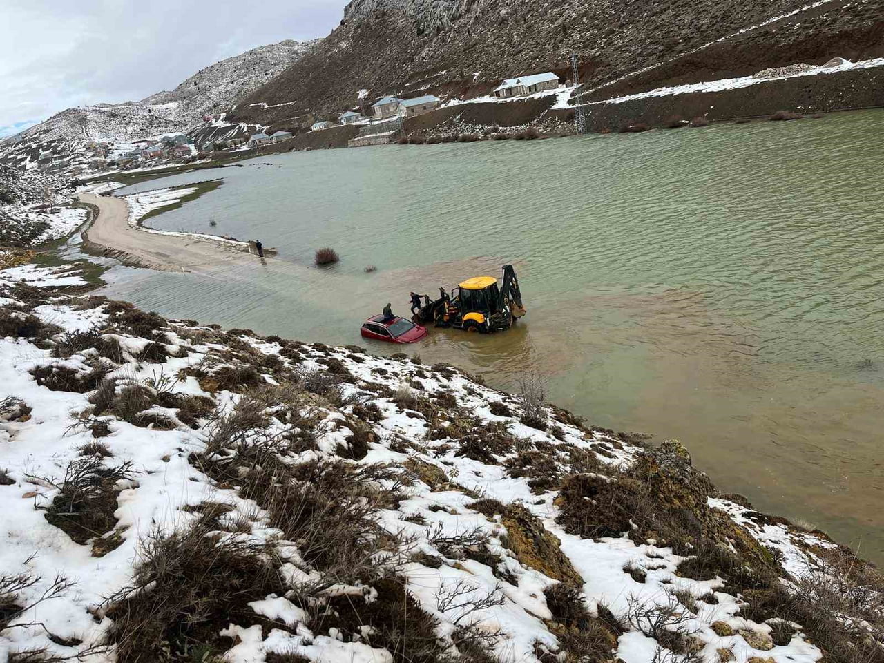 KONYA'NIN HADİM İLÇESİNDE ETKİLİ OLAN KAR YAĞIŞI VE SAĞANAK, YAYLA YOLUNU ADETA GÖLE ÇEVİRDİ. GÖLE...