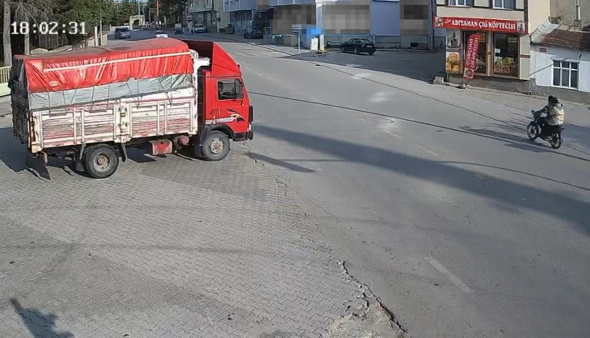 KONYA'NIN KADINHANI İLÇESİNDE AÇIK BIRAKILAN KAMYONET KASASI KAPAĞI YÜZÜNDEN 15 YAŞINDAKİ KIZIN...