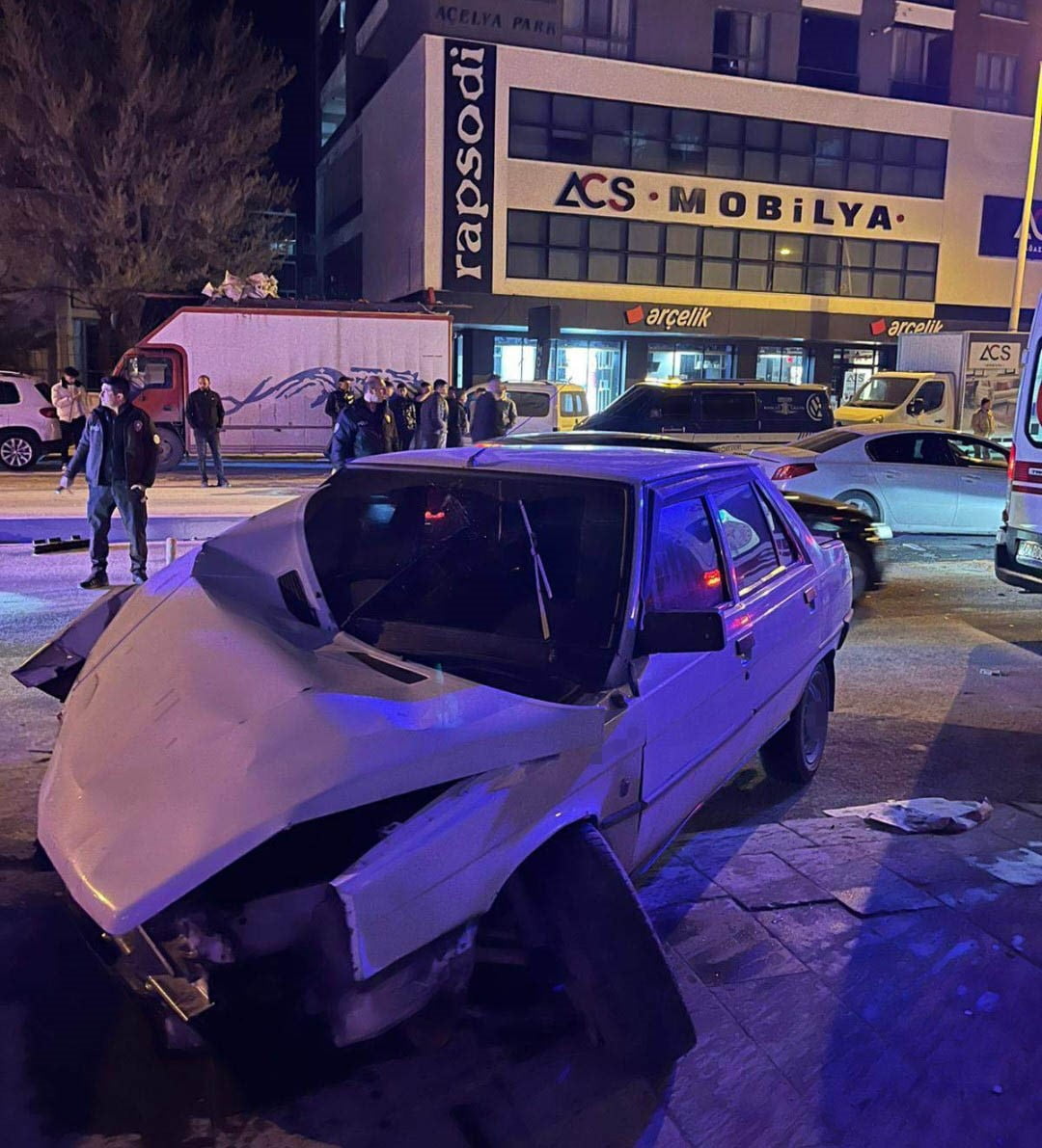 KONYA'NIN KARAPINAR İLÇESİNDE EHLİYETSİZ SÜRÜCÜNÜN KONTROLÜNDEN ÇIKAN ARAÇ KARŞI ŞERİDE GEÇEREK...