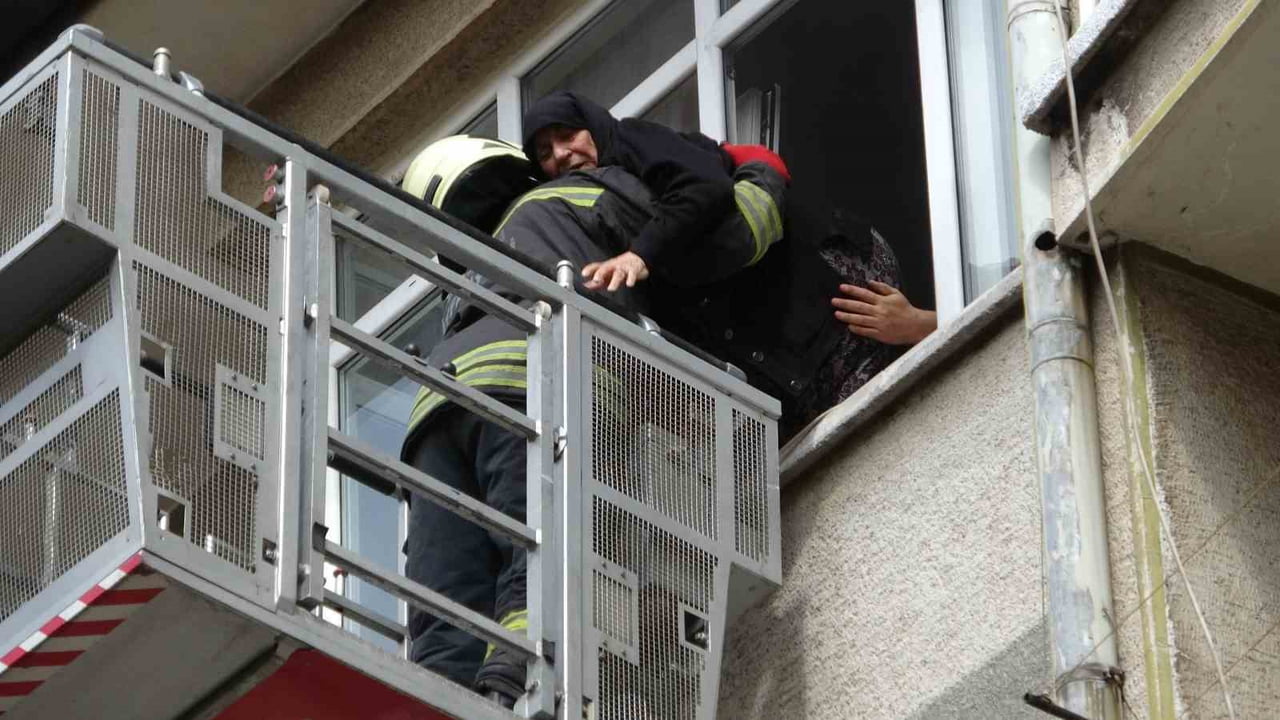 KONYA’DA 4 KATLI BİR BİNANIN BODRUM KATINDA ÇIKAN YANGIN PANİĞE NEDEN OLDU. ÜST KATLARDA MAHSUR...