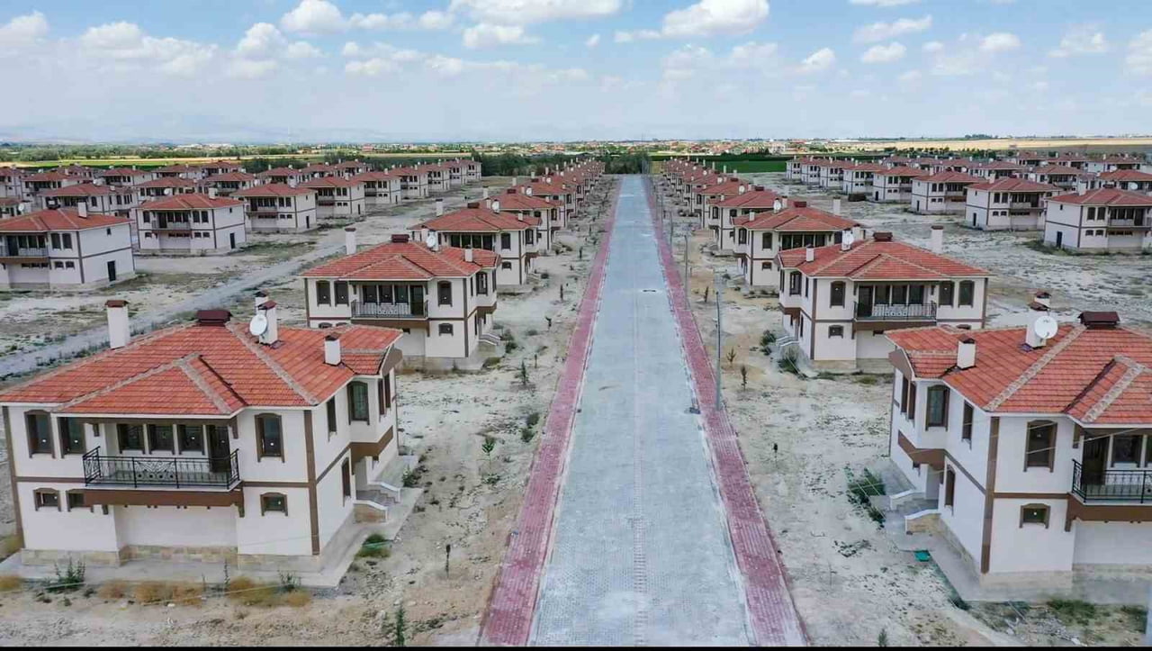 KONYA’DA BOZKIR BARAJI SULARININ ALTINDA KALACAK OLMASI NEDENİYLE HADİM İLÇESİNDEN MERAM’A TAŞINAN...