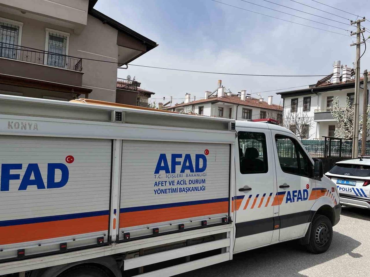 KONYA’DA DAHA ÖNCEDEN HAFİF ÇATLAKLARIN OLDUĞU 2 BİNA ZEMİNİNDE SABAH SAATLERİNDE MEYDANA GELEN...