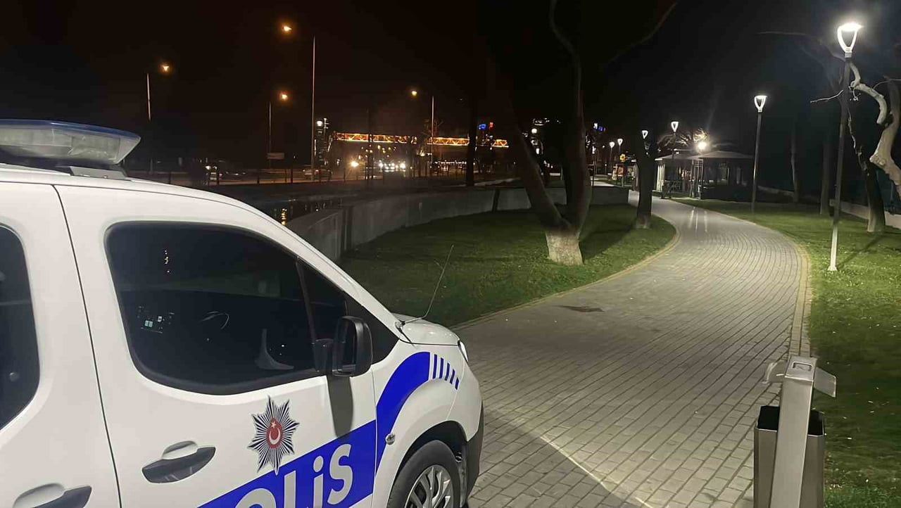 KONYA’DA PARKTA OTURAN İKİ GRUP ARASINA ÇIKAN KAVGADA ÜÇ KİŞİ BIÇAKLANARAK YARALANDI. YARALILAR...