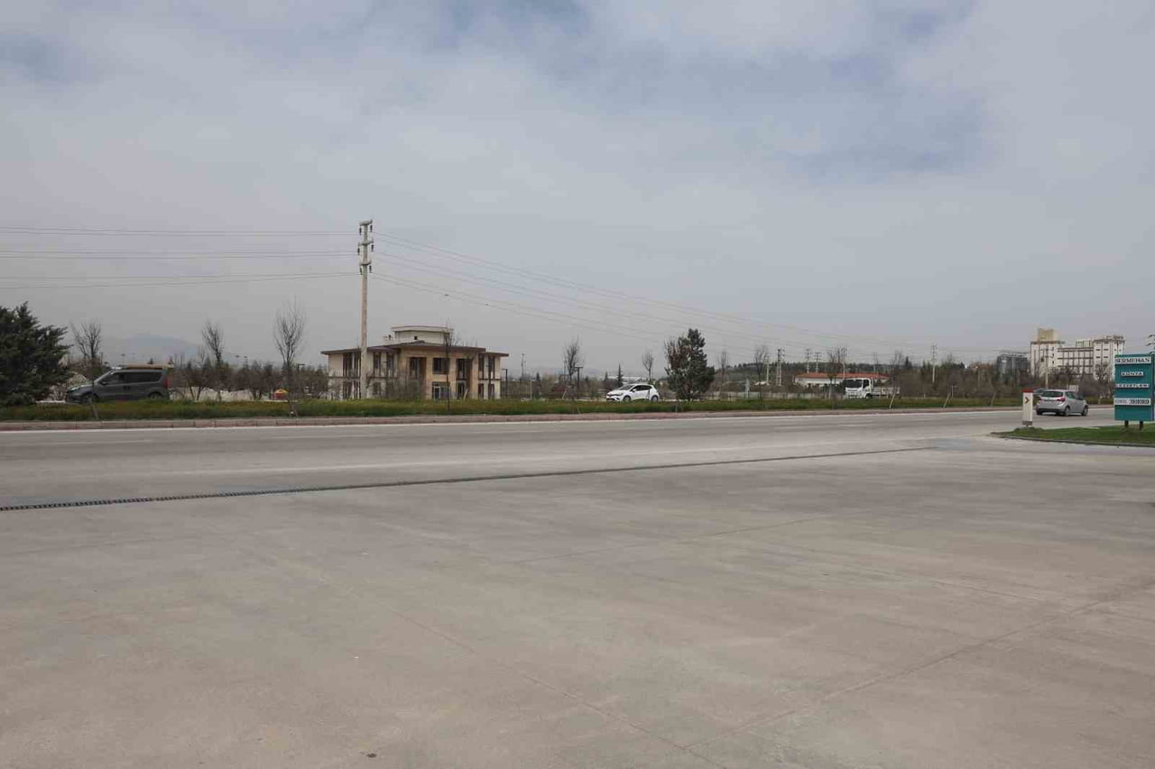 KONYA’DA SÜRÜCÜSÜNÜN EL FRENİNİ ÇEKMEYİ UNUTTUĞU MİNİBÜS, GERİ GERİ İLERLEYEREK CADDEYE ÇIKMASI...