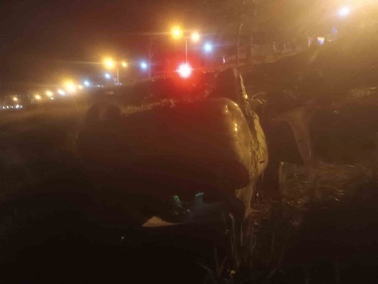 KONYA-ISPARTA KARAYOLUNDA MEYDANA GELEN KAZADA, KONTROLDEN ÇIKAN OTOMOBİL GÖL KENARINA SAVRULDU....